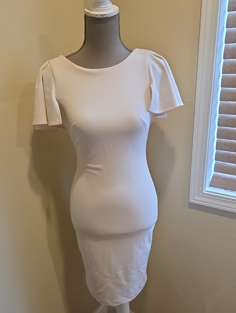 Elegant Pale Pink Short-Sleeve Sheath Dress